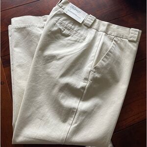 Gap Front Zip Capri Classic Fit Cropped
Beige Pants -Size 6 NWT!